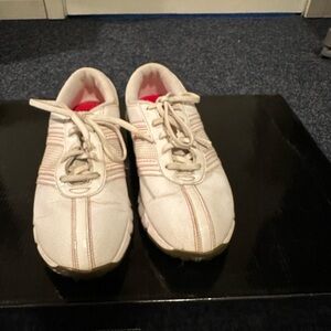 Woman’s Pink and White golf shoes